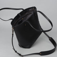 Load image into Gallery viewer, leather tote with zipper
