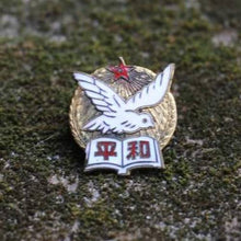 Load image into Gallery viewer, White and gold old mettalic pin badge collectible-Antiques-Claymango.com