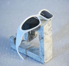 Load image into Gallery viewer, Escape Oval Unisex sunglasses : White with Black Tint