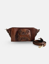 Load image into Gallery viewer, Khai Wristlet in Tan
