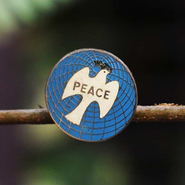 WORLD PEACE VINTAGE BADGE-Antiques-Claymango.com