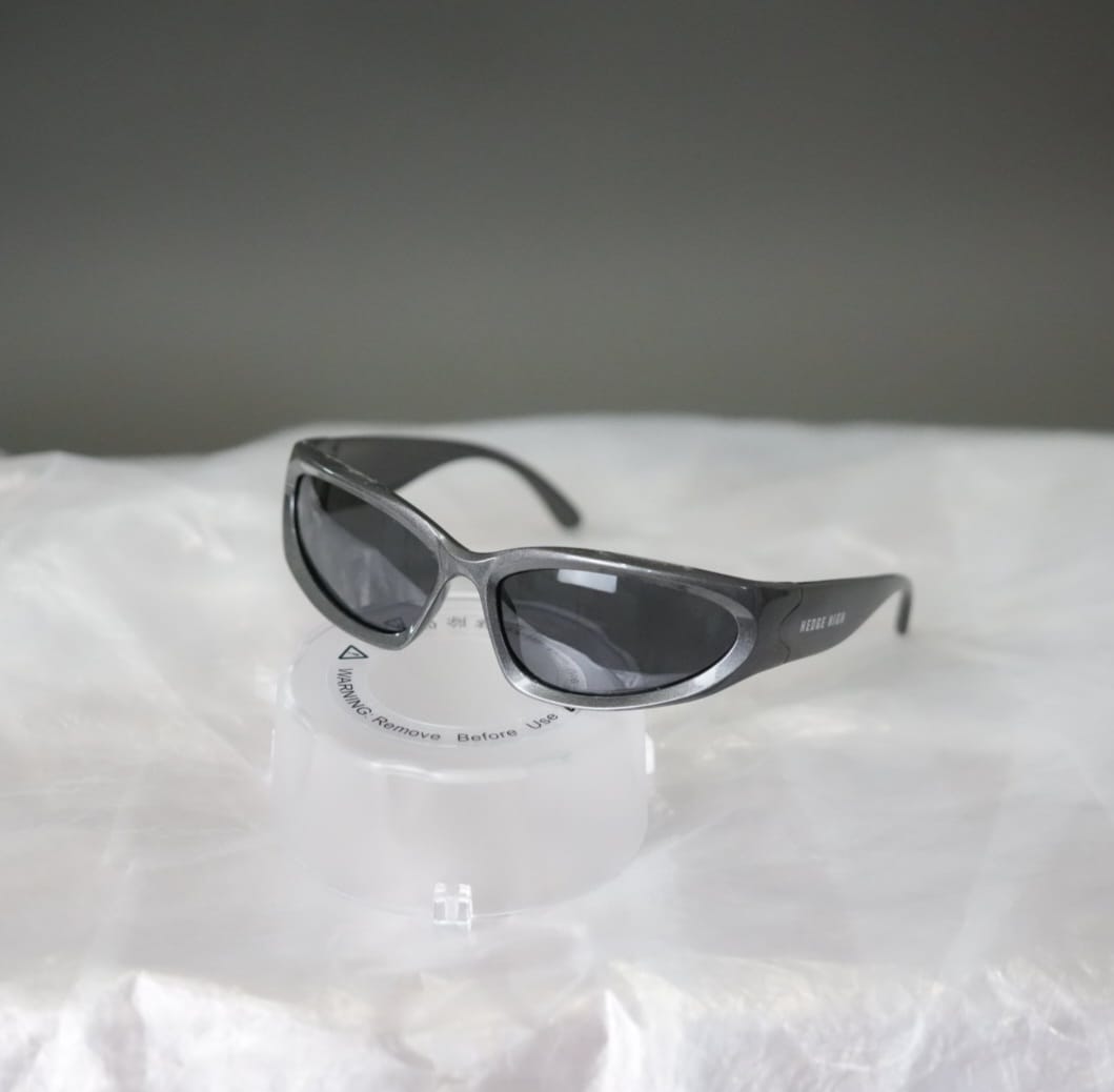 Escape Oval Unisex Sunglasses : Grey with Silver Tint  display picture 3